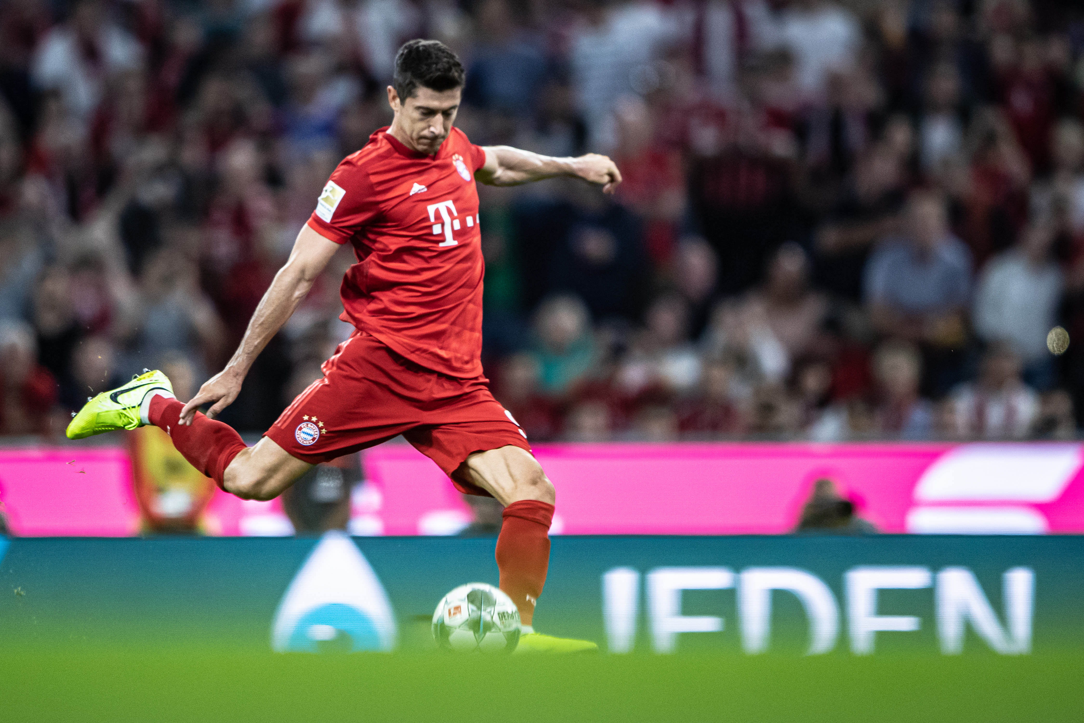 记者：弗拉霍维奇遭佛罗伦萨球迷种族歧视侮辱，导致比赛中断